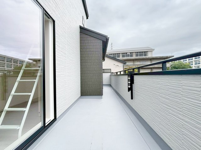 ブルーミングガーデン中山五月台1丁目新築一戸建て全2区画│3・4LDK+並列駐車2台可のバルコニー|2階南東側バルコニーです。 物干竿金具が備え付けられています。