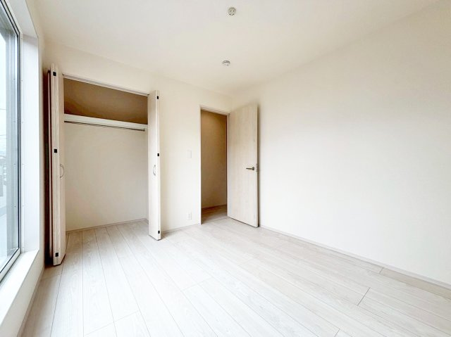 ブルーミングガーデン中山五月台1丁目新築一戸建て全2区画│3・4LDK+並列駐車2台可の洋室|-洋室約5.2帖(2F)-