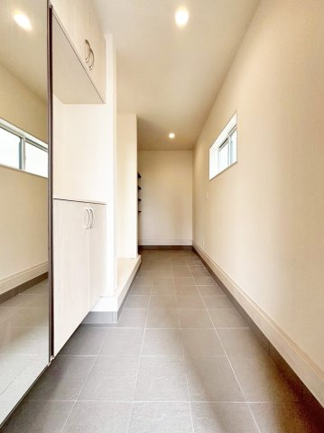 ブルーミングガーデン中山五月台1丁目新築一戸建て全2区画│3・4LDK+並列駐車2台可の玄関|1階玄関入ってすぐの内観写真です。 上部まで収納があるシューズBOX付き。 毎日使う玄関回りも常に片付いた状態を維持できそうです。奥側には土間収納をご用意致しました！