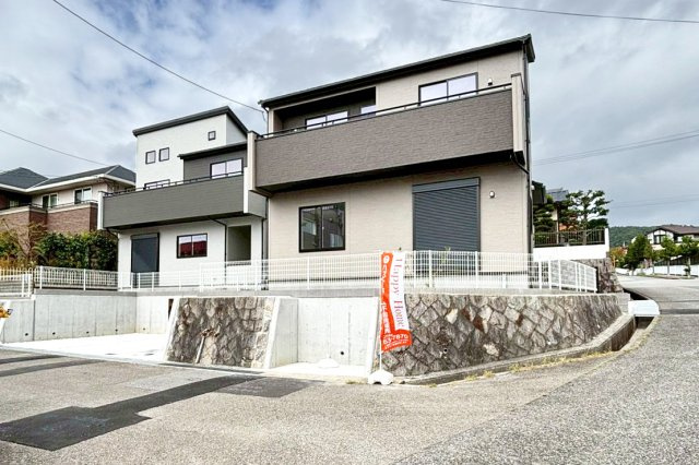 ブルーミングガーデン中山五月台1丁目新築一戸建て全2区画│3・4LDK+並列駐車2台可の外観|制震技術「TOEI Safety Damper」を搭載×耐震等級3級取得住宅の新築戸建が新規分譲開始致しました。本分譲地は長期優良認定住宅です。皆様からのご連絡心よりお待ちしております。