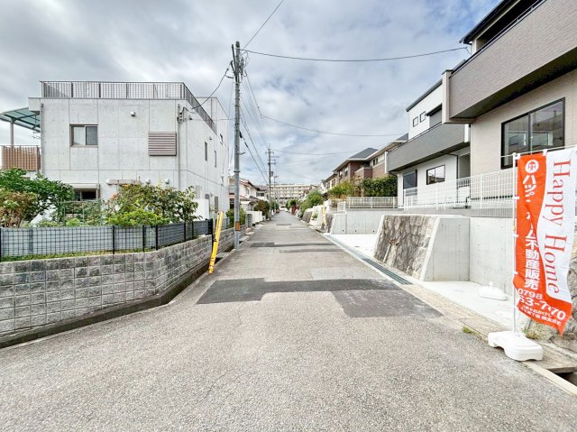 ブルーミングガーデン中山五月台1丁目新築一戸建て全2区画│3・4LDK+並列駐車2台可の前面道路含む現地写真|南東側道路幅は約6.0ｍ幅です。　