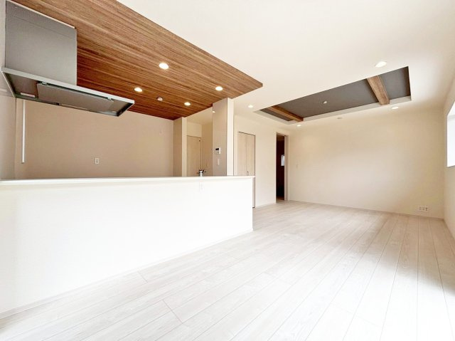 ブルーミングガーデン中山五月台1丁目新築一戸建て全2区画│3・4LDK+並列駐車2台可の居間・リビング|「視覚的に立体的なLDK」を常に考慮した設計が目を惹きます。写真のような折上天井も部分的な配置にすることで空間の住み分けや飽きの来ない生活を実現させます。