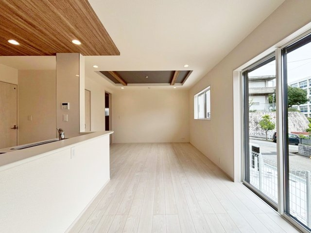 ブルーミングガーデン中山五月台1丁目新築一戸建て全2区画│3・4LDK+並列駐車2台可の居間・リビング|1階LDKをダイニング側から正面に撮影した内観写真です 。 未就学児も含む4人家族がゆとりをもって過ごすには十分の1棟です。