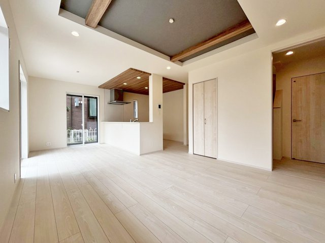 ブルーミングガーデン中山五月台1丁目新築一戸建て全2区画│3・4LDK+並列駐車2台可の居間・リビング|対面式キッチンで家族同士のつながりを感じやすい設計を基調としています。 1階に水回りが配置されている為、家事動線良好です。