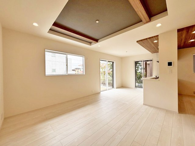 ブルーミングガーデン中山五月台1丁目新築一戸建て全2区画│3・4LDK+並列駐車2台可の居間・リビング|1階LDKをリビング側から撮影した内観写真です。インテリアに大きなサイズを選択しても動線を邪魔しない広々とした団らん空間です。