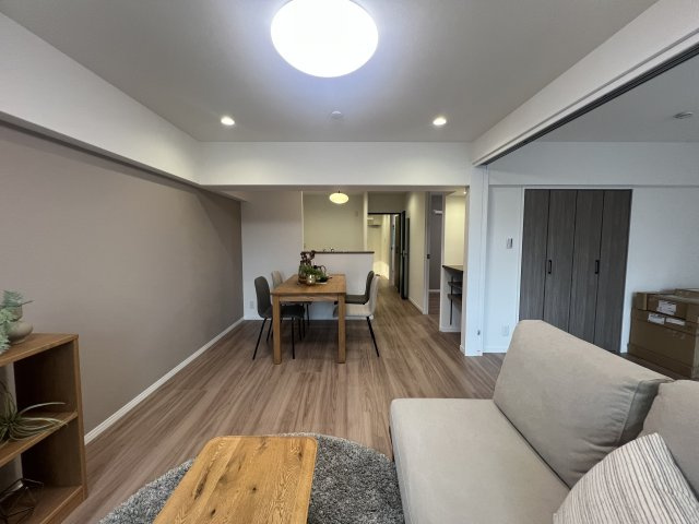 何もかもがちょうど良い物件とはこのコトか！？【シティフラッツ清水ヶ丘】リノベーションの居間・リビング|おしゃれな居間です