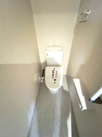 あきる野市五日市　新築戸建全4棟のトイレ|2階トイレには快適な温水洗浄便座付き