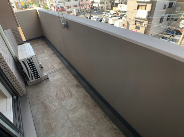 エムズアルテ上小阪のバルコニー