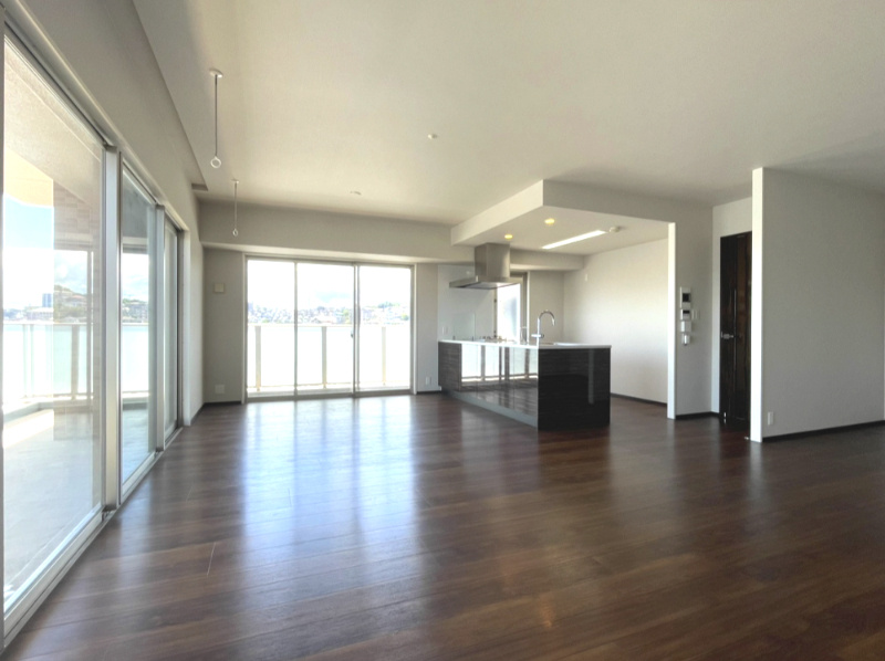 MJRザ・ガーデン鹿児島中央の居間・リビング|約24.7畳の広々としたリビングダイニングです！