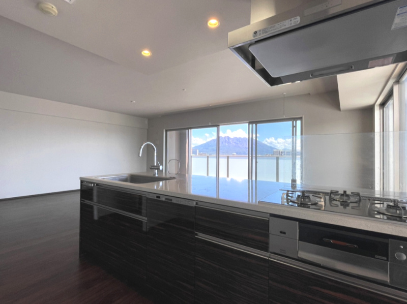 MJRザ・ガーデン鹿児島中央のキッチン|キッチンからも桜島を望むことができます！