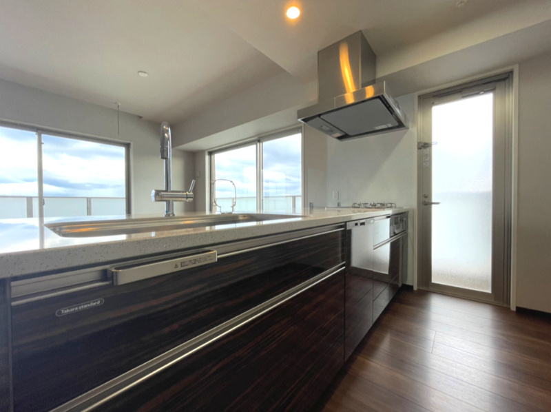 MJRザ・ガーデン鹿児島中央のキッチン|キッチンには勝手口があり、換気などにも便利です。