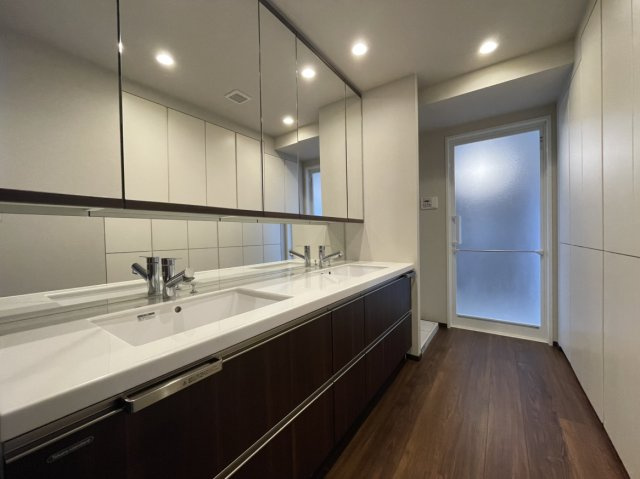 MJRザ・ガーデン鹿児島中央の洗面所|ダブルボウル洗面台が備えられたパウダールームです。