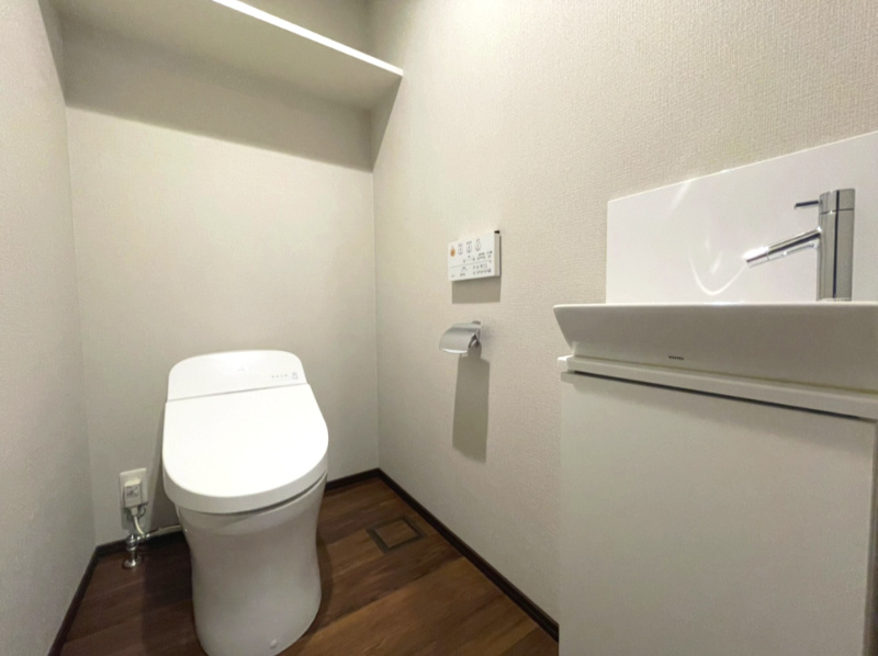 MJRザ・ガーデン鹿児島中央のトイレ|快適なタンクレスタイプの温水洗浄便座です。手洗ボウルが備えられています。