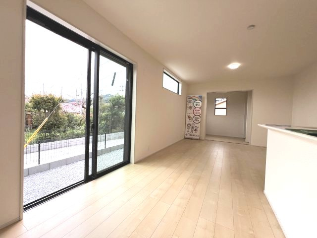 あきる野市五日市　新築戸建全4棟の居間・リビング|南から明るい光が射し込む陽だまり空間