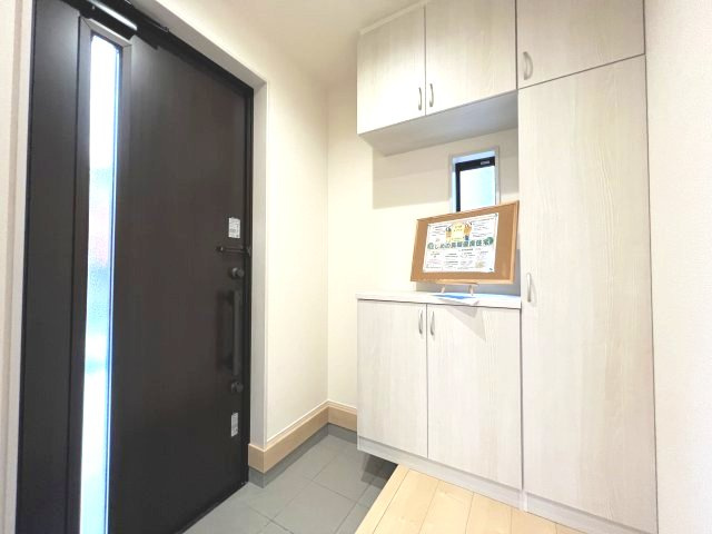 あきる野市五日市　新築戸建全4棟の玄関|飾り棚付き。季節感のある演出を楽しめます。