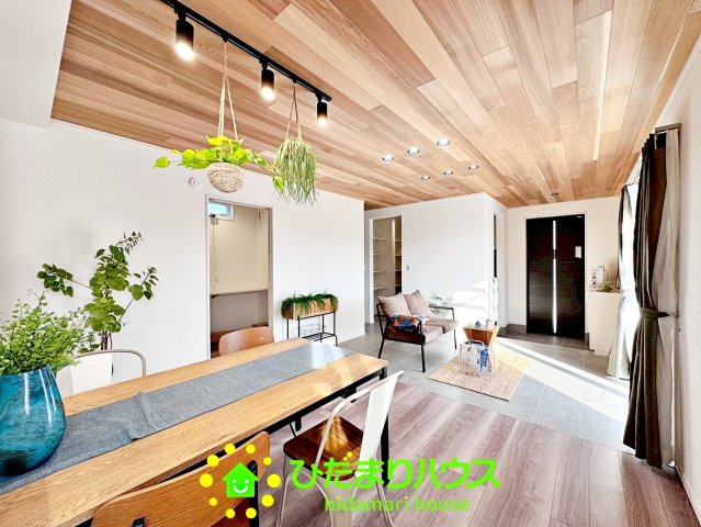 ワイウッドコート羽生市須影第１期　新築一戸建て　02の居間・リビング|16.5帖のおもしろいLDKです！！