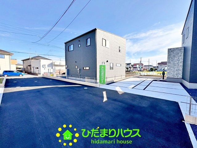 ワイウッドコート羽生市須影第１期　新築一戸建て　02の前面道路含む現地写真|並列2台駐車可能！