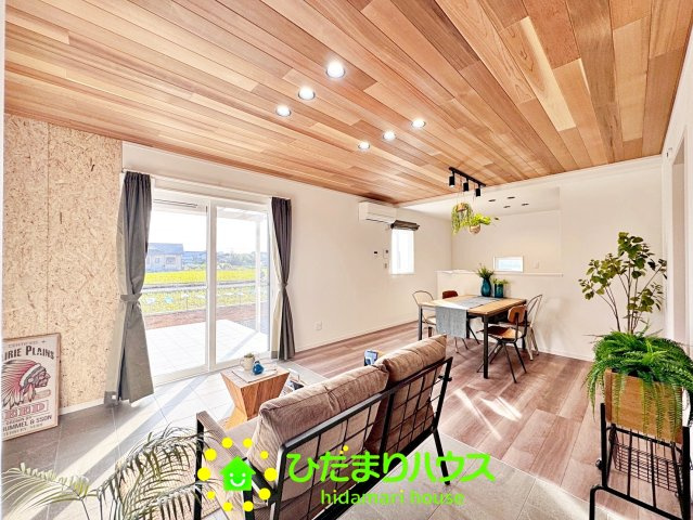 ワイウッドコート羽生市須影第１期　新築一戸建て　02のキッチン|木目調が自然を感じさせてくれます！