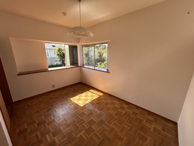 守谷市みずき野７丁目の一戸建てのその他|出窓のある洋室