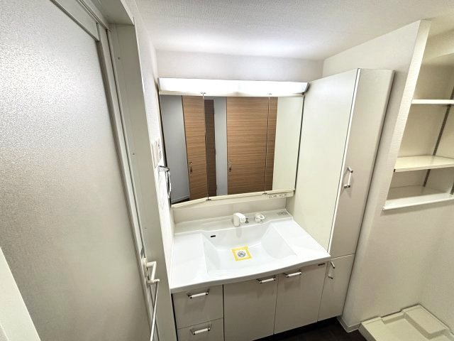 収納たっぷりの独立洗面台★