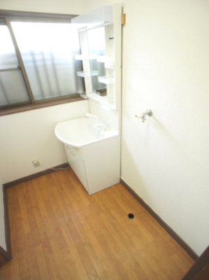 【洗面所】 | 鹿沼千渡戸建貸家 | 洗髪洗面化粧台と洗濯機置き場があります♪