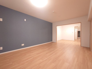 【居間・リビング】 | 金沢シーサイドタウン並木２丁目６街区 | アクセントクロスが際立つお洒落なリビングです。