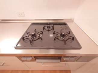 【キッチン】 | 金沢シーサイドタウン並木２丁目６街区 | 3口ガスコンロで同時調理ができますので時短になります。