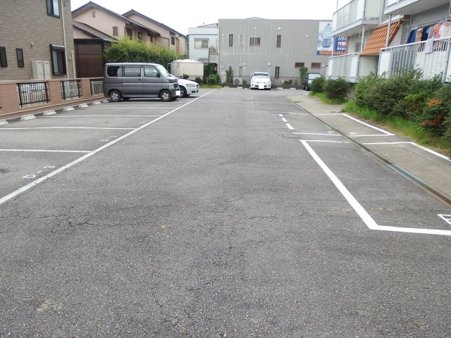 サンシャイン緑丘の駐車場
