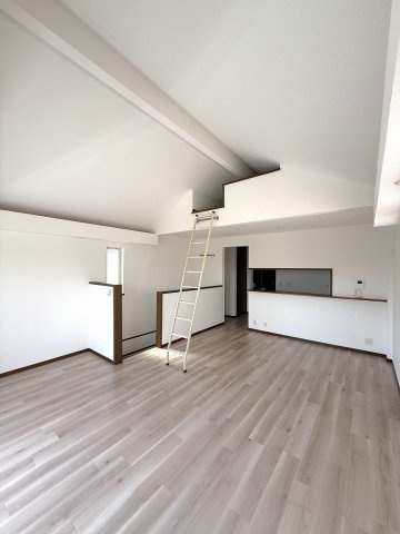 堺市東区大美野　中古戸建ての居間・リビング