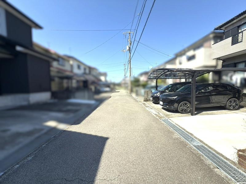 土佐市用石　中古戸建ての前面道路含む現地写真