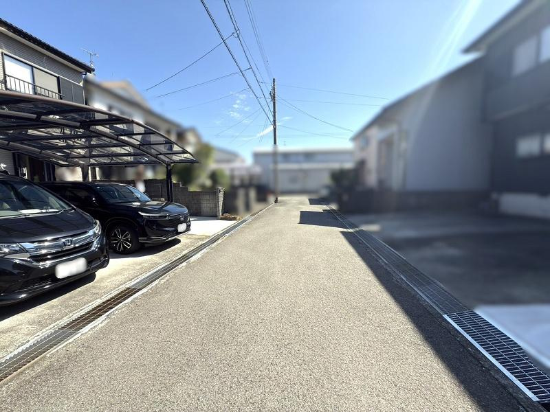 土佐市用石　中古戸建ての前面道路含む現地写真