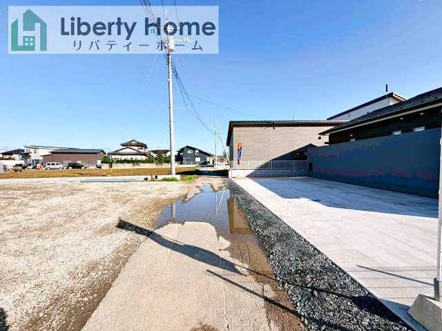 坂東市沓掛　新築戸建の前面道路含む現地写真