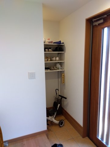 売中古戸建　沼津市小諏訪の玄関|玄関脇にシュ－ズクロ－ゼットがあります。玄関の整理がスム－ズです。
