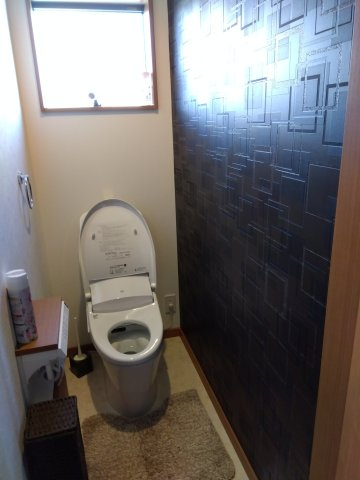 売中古戸建　沼津市小諏訪のトイレ|一階のトイレです。窓からの明かりがうれしい空間です。