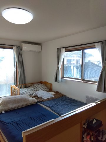 売中古戸建　沼津市小諏訪の洋室|窓が2面ある明るい洋室です。白いクロスが映えて清潔感があります。