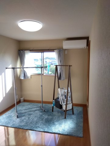 売中古戸建　沼津市小諏訪の内装|フロ－リングのお部屋です。窓も高い位置にあるので、プライベ－トも気になりません。