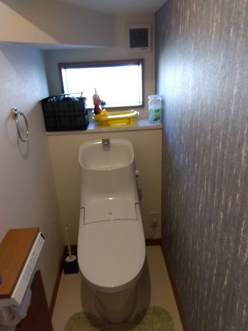 売中古戸建　沼津市小諏訪のトイレ|タンク付きトイレです。災害時には役立ちます。窓もあり明るいです。
