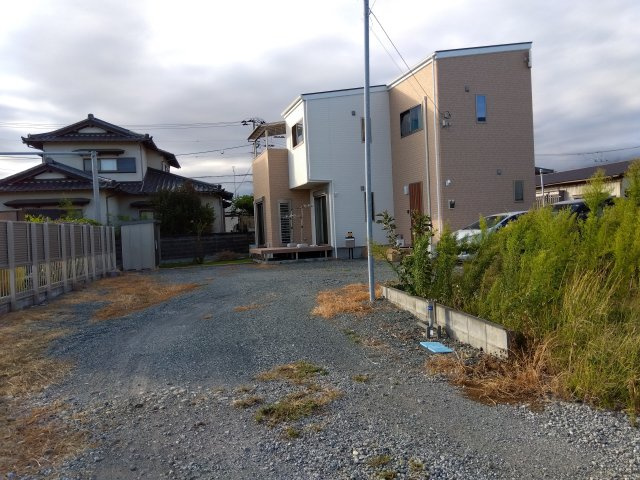 売中古戸建　沼津市小諏訪の外観|間口の広い入口です。スム－ズな出入が嬉しい環境です。
