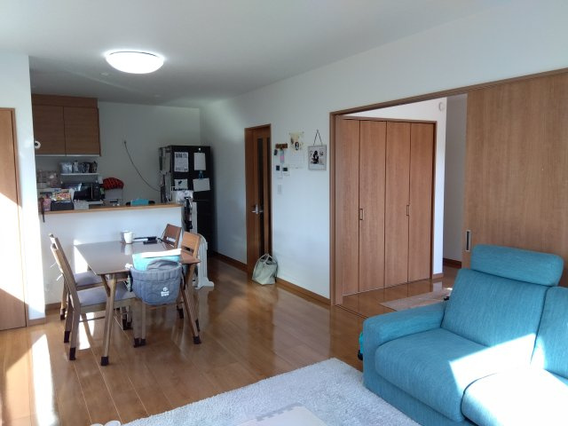 売中古戸建　沼津市小諏訪の居間・リビング|広々としたLDKです。家族だんらんの場としてとても最適です。