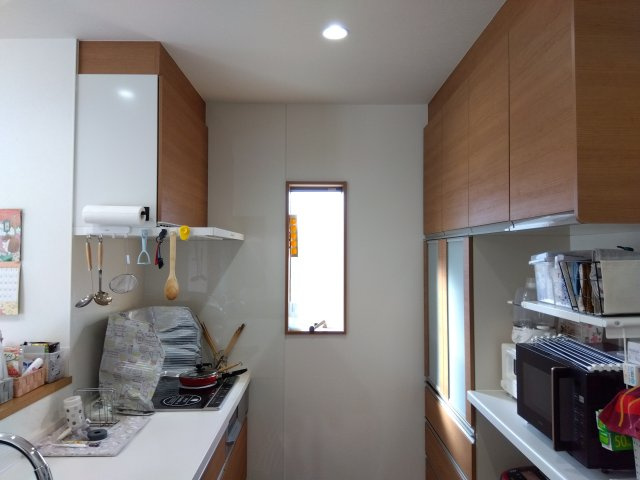 売中古戸建　沼津市小諏訪のキッチン|たっぷりな収納のあるキッチンです。窓から光も入り明るいです。