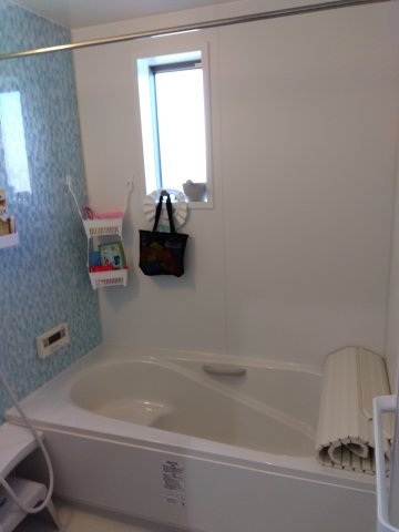売中古戸建　沼津市小諏訪の浴室|小窓のついた明るいお風呂です。オ－トバス・追炊き機能もあり快適です。