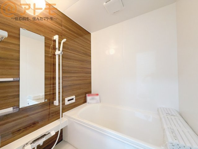 【浴室】 | 焼津市本町3丁目　中古戸建 | 浴室は落ち着いた色のパネルでゆったりと過ごせる空間です。お風呂で一日の疲れを癒しましょう♪