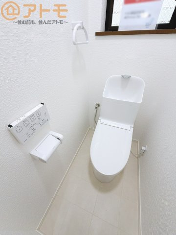 【トイレ】 | 焼津市本町3丁目　中古戸建 | 常に便座を温かく保ってくれる温水洗浄便座です。冬場でも安心して座ることができますね♪