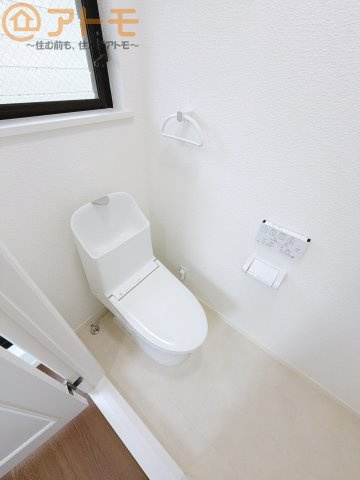 【トイレ】 | 焼津市本町3丁目　中古戸建 | 窓もあって換気もしっかりできる清潔感のあるトイレです♪