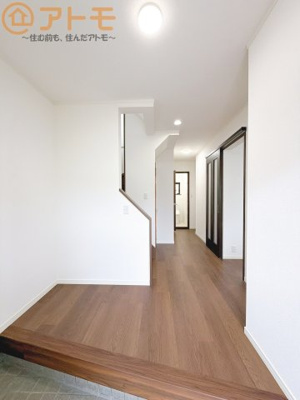 【玄関】 | 焼津市本町3丁目　中古戸建 | ベビーカーもそのまましまえるスペースがあります！