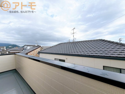 【バルコニー】 | 焼津市本町3丁目　中古戸建 | 陽当りの良いバルコニーはお洗濯物はもちろんお布団もふかふかになります♪