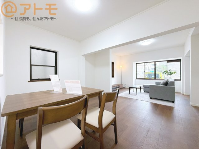 【居間・リビング】 | 焼津市本町3丁目　中古戸建 | 日当たりのよいリビングは、一年を通してぽかぽかとしています。家族が自然と集まる空間になりそうですね♪