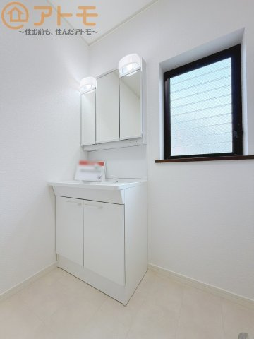 【独立洗面台】 | 焼津市本町3丁目　中古戸建 | シャワータイプの洗面台は、洗濯物の土汚れなどの予洗いもしやすいため、お子様のいるご家庭でも大活躍！