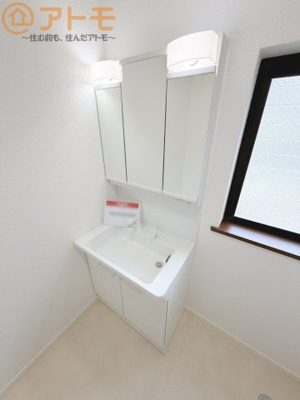 【独立洗面台】 | 焼津市本町3丁目　中古戸建 | 三面鏡の中は収納になっているため、スッキリとした洗面台を保つことができます♪
