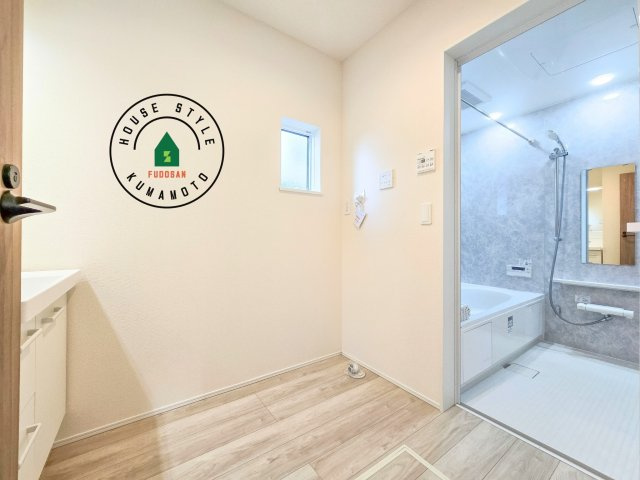 熊本市西区池田3丁目第1-２棟（1号棟）の脱衣所|ゆとりの洗面スペースで朝の身支度もスムーズに。暮らしを快適に変えるシャワー付洗面台です！